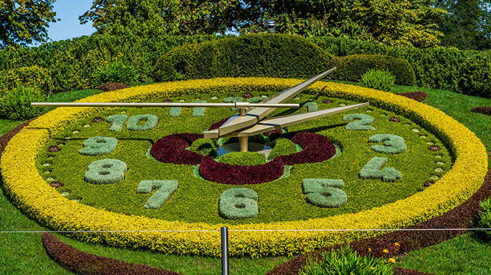 Đồng hồ được kết bằng hoa khổng lồ - Du lịch Thụy Sĩ